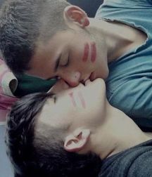 Boys kissing 58ee5e8bb99fb.jpg