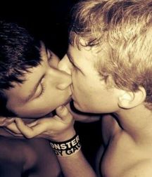 Boys kissing 58ee5e974868f.jpg