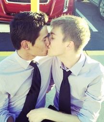 Boys kissing 58ee5e98c0107.jpg
