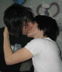 Boys kissing 58ee5eab0d897.jpg