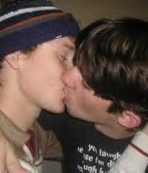 Boys kissing 58ee5eac39586.jpg