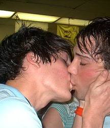 Boys kissing 58ee5ead99d42.jpg