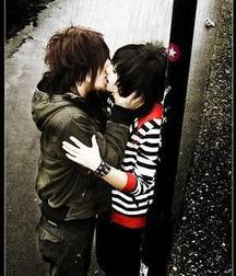 Boys kissing 58ee5eaff38ab.jpg