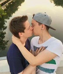 Boys kissing 58ee5ec1f323a.jpg
