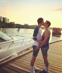 Boys kissing 58ee5ec2dad65.jpg