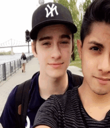 Boys kissing 58ee5ec4c659d.gif