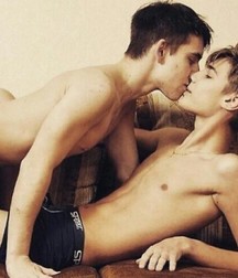 Boys kissing 58ee5ec60ebc6.jpg