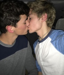 Boys kissing 58ee5ec8e672c.jpg