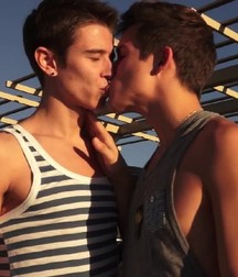 Boys kissing 58ee5ec9b97a6.jpg
