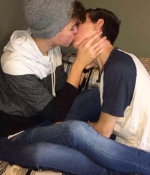 Boys kissing 58ee5eca9e9a3.jpg