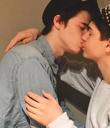 Boys kissing 58ee5ecb64f91.jpg