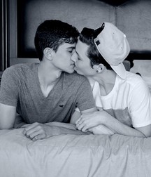 Boys kissing 58ee5ecc3fbe8.jpg
