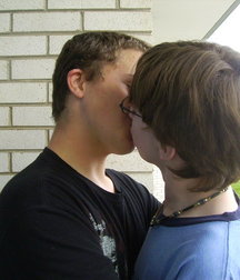 Boys kissing 58ee5ed088af8.jpg