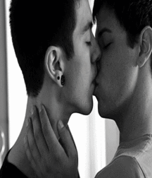 Boys kissing 58ee5ed80fde7.gif