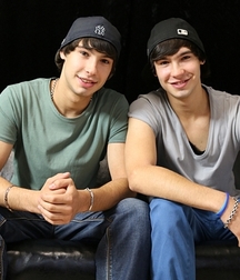 Boy Aston Twins 5935aa991ff82.jpg