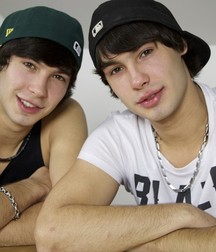 Boy Aston Twins 5935aae1e026e.jpg