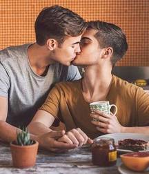 hot guys and Food 5e481c16bb87f.jpg