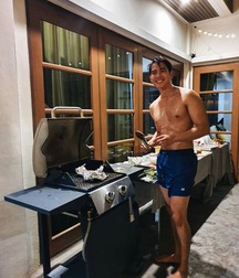 hot guys and Food 5e481c3e1f9c7.jpg
