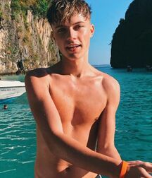 Twinks shirtless gay tube 5f26f73392636.jpg