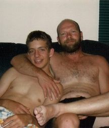 The older plays the younger one 57e999e2cdfec.jpg