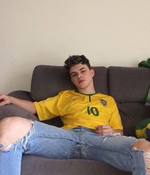 My Fav Boys (*some local Grindr tricks) 5dd925a871059.png