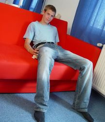 Mirek (Red-Couch) 5b9570d00965f.jpg