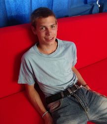 Mirek (Red-Couch) 5b9570f91af8c.jpg
