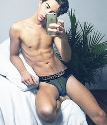 Selfies 06 5fdad59a9016b.jpg