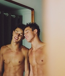 Boys I WOULDN'T say NO to  5ddcfd9d7d28a.jpg