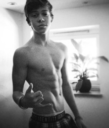 Boys I WOULDN'T say NO to  5ddcfdbf76219.jpg