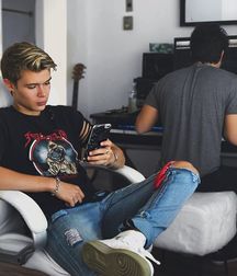 Boys I WOULDN'T say NO to  5ddcff0adc5e4.jpg