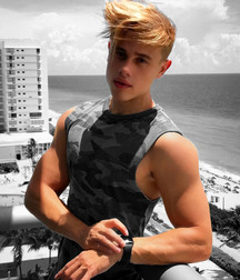 Boys I WOULDN'T say NO to  5ddcff397161e.jpg