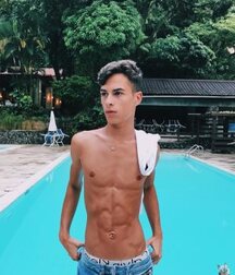 Selfies 18 Super Skinny 2 5f65196f58cfa.jpg