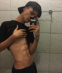 Selfies 29 Showing and sharing boys porn 602b00bb39105.jpg