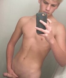 Selfie 22 Hot Hot Dudes Gay Porn 61848091a347b.jpg