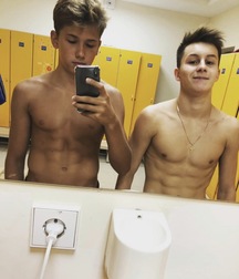 Selfie 22 Hot Hot Dudes Gay Porn 618480f7e9396.jpg