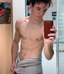 Wow Porn Boys Selfie Boners & more 62c77810bf581.jpg