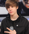 Justin Bieber posing 525bbc3f44d42.jpg