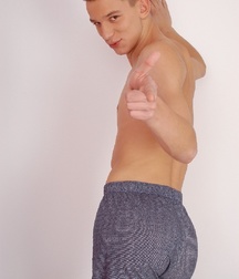 Alek A 5c4d58d3e4d98.jpg