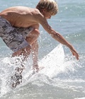 cute boys surfing 02 57451cf85bb72.jpg