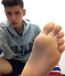 beautiful feet attached to handsome Teens  5a31e7977458c.jpg