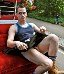 Wearing a kilt in NYC. Public exposure 57cc9c1511b7c.png