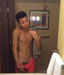 Selfies01 59963eac032cb.jpg