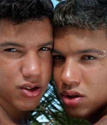 Twins 5c2bb8d14b1b2.jpg