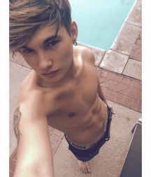 Himself 16 557d4f684f458.jpg