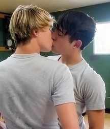 Kiss me tender  5c8fee16827d3.jpg