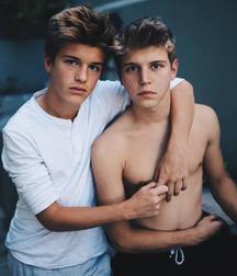 Kiss me tender  5c8fee2954457.jpg