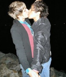 Boys Kissing 5be5b5b59d420.jpg
