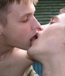 Boys Kissing 5be5b5d0700e5.jpg