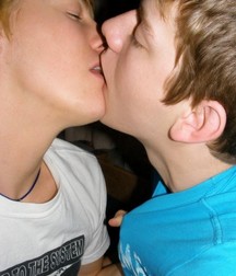 Boys Kissing 5be5b5d6cd53b.jpg
